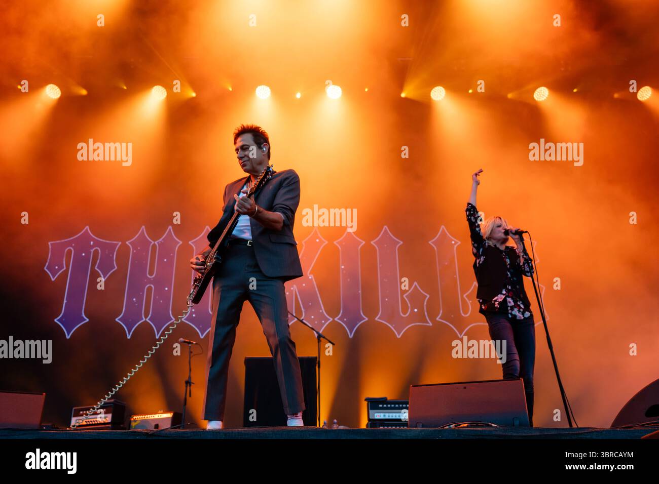 Trencin, Slovaquie. 11 juillet 2025. Alison Mosshart (à droite) et Jamie Hince (à gauche) du duo rock anglo-américain The Kills se produisent en direct sur scène lors du Pohoda Festival 2025 à l'aéroport de Trencin. Le festival Pohoda est le plus grand festival de musique d'été en plein air. Crédit : SOPA images Limited/Alamy Live News Banque D'Images
