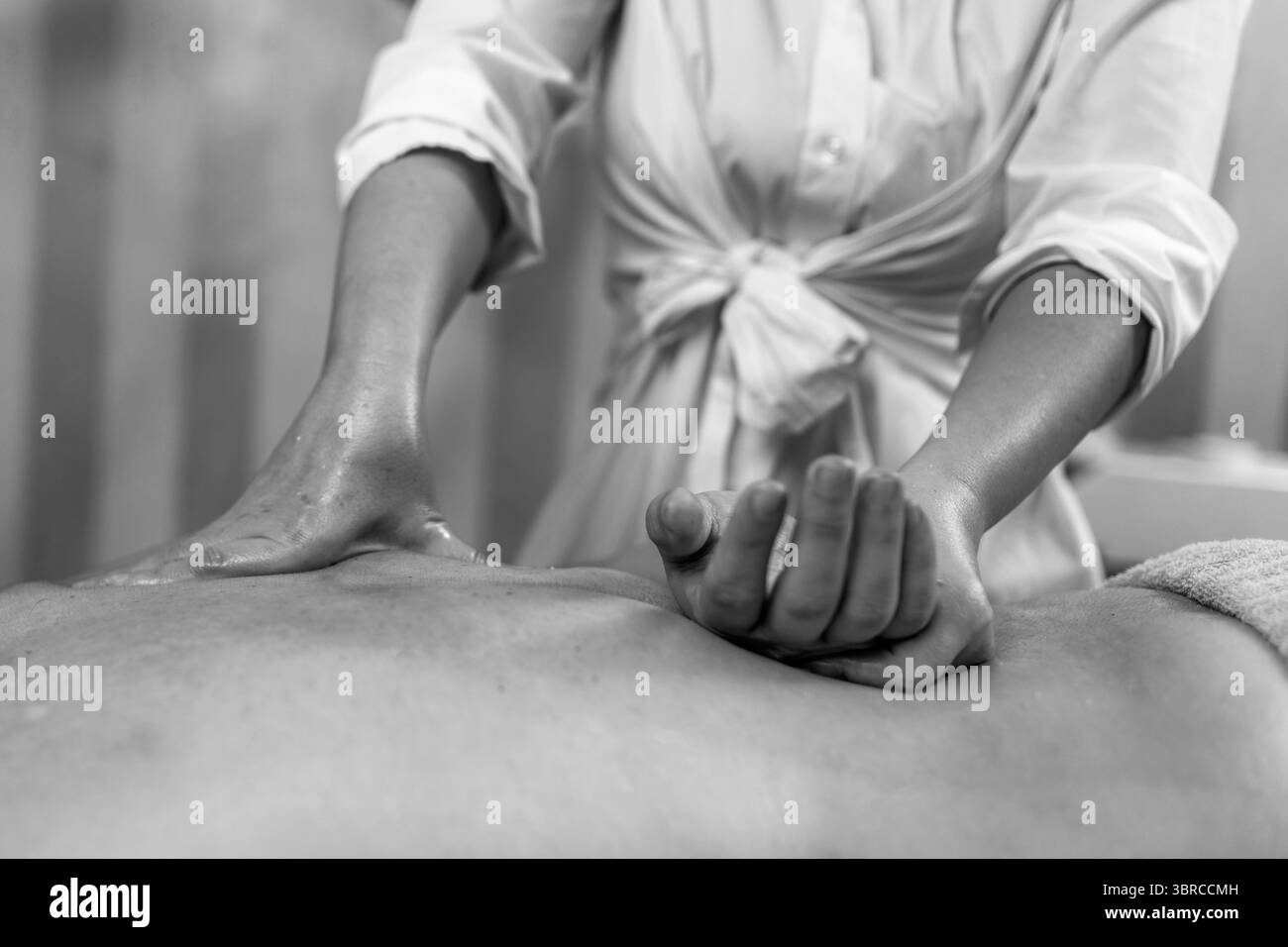Massage relaxant des omoplates et du dos dans un spa professionnel. Banque D'Images