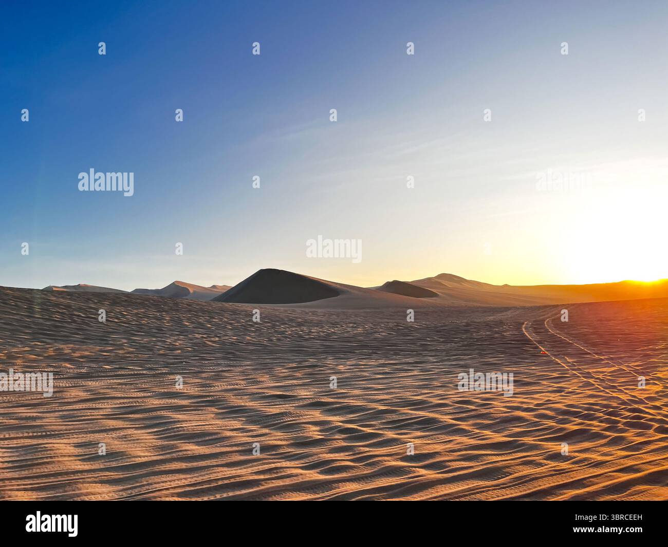 Sable sans fin avec des rails de pneus partout fait par biggies plein de touristes expérimentant des dunes paysage Huacachina, ICA, Pérou. Touristm Banque D'Images