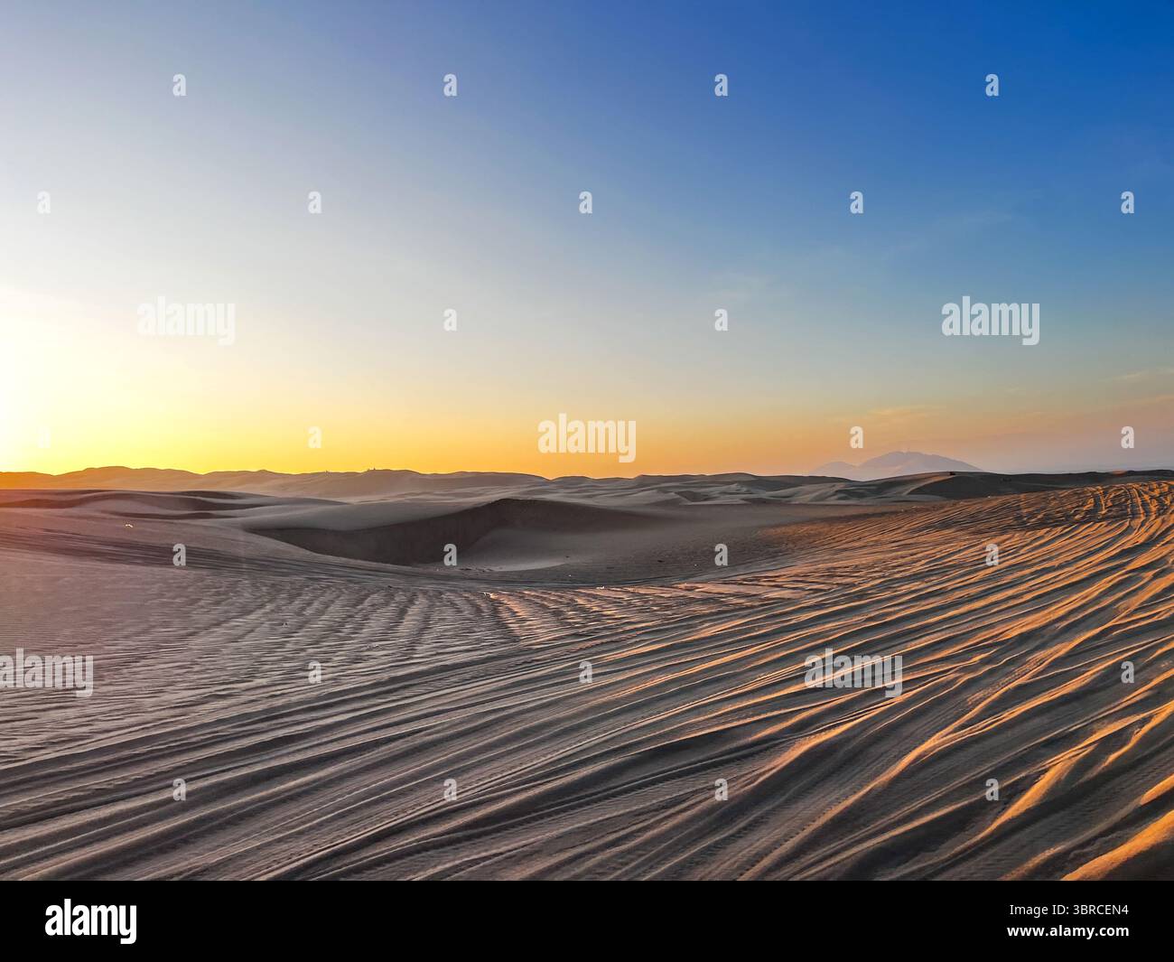 Sable sans fin plein de rails de pneus fait par biggies plein de touristes expérimentant des dunes paysage de paysage Huacachina, ICA, Pérou. Destination touristique Banque D'Images