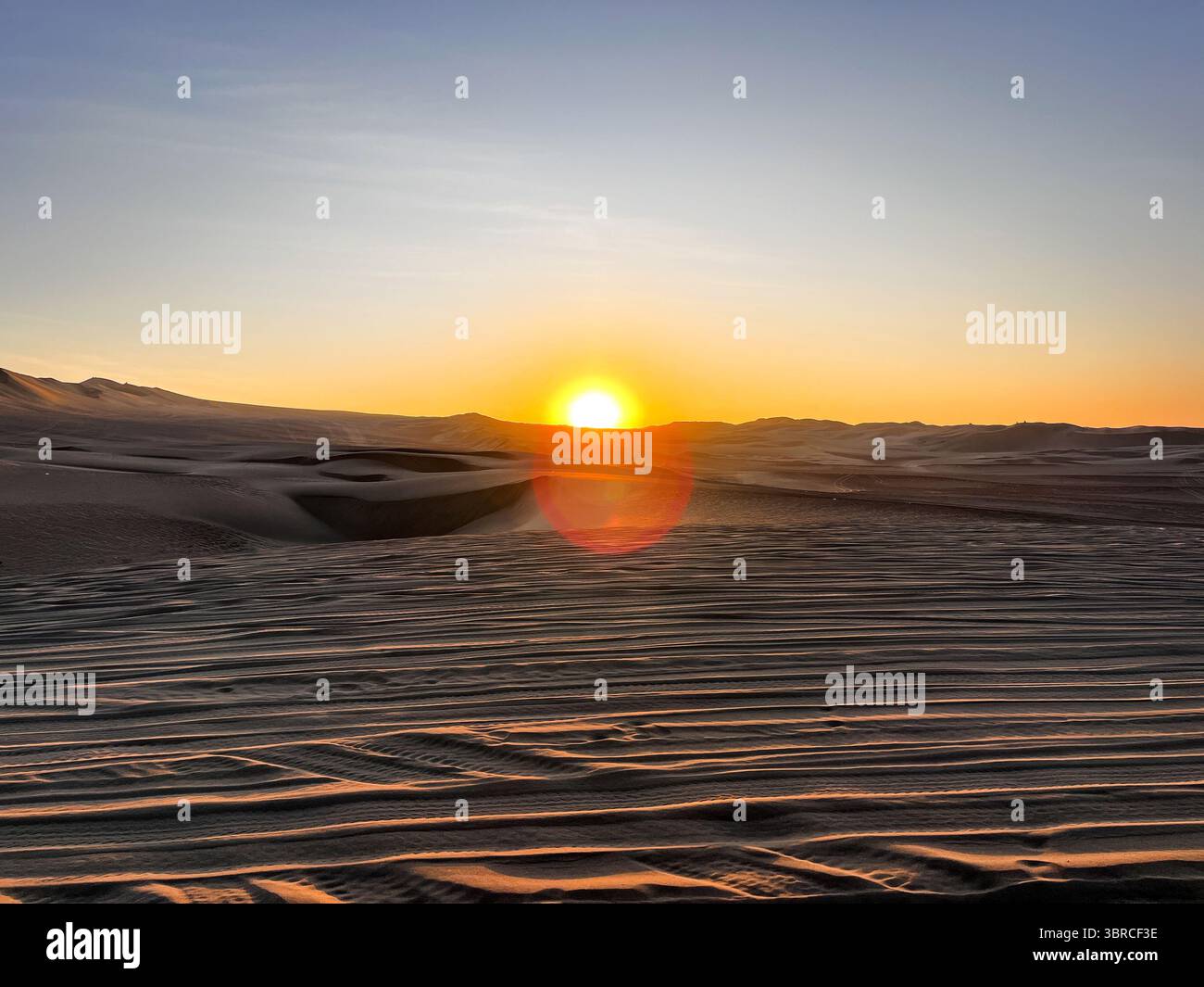 Coucher de soleil spectaculaire ou lever de soleil sur les dunes de sable dans le paysage désertique aride Huacachina, ICA, Pérou. Destination touristique pour sports extrêmes, buggy Banque D'Images