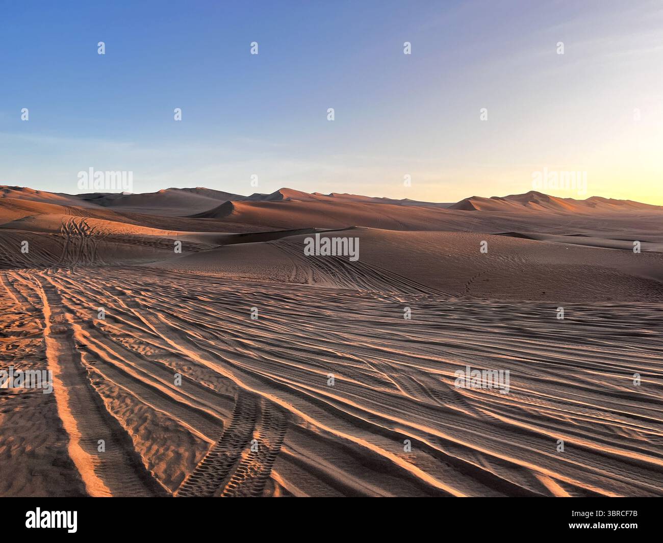 Sable sans fin avec des rails de pneus faits par biggies pleins de touristes expérimentant des dunes paysage Huacachina, ICA, Pérou. Destination touristique Banque D'Images