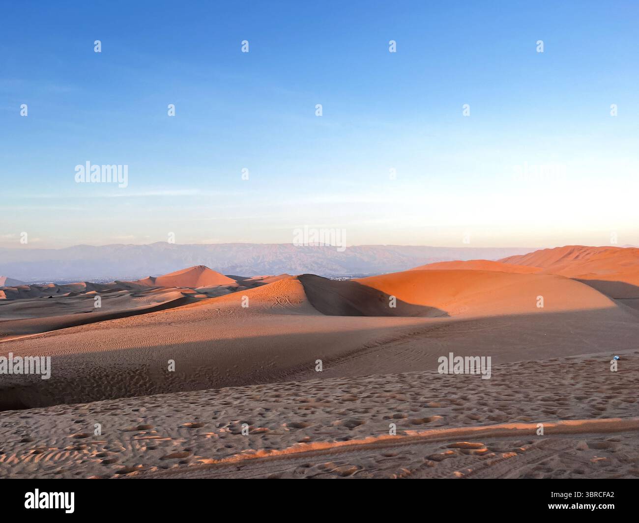 Belles dunes de sable dans le désert à l'heure du coucher du soleil au lever du soleil. Paysage aride Huacachina, ICA, Pérou. Destination touristique pour sports extrêmes, aventure Banque D'Images