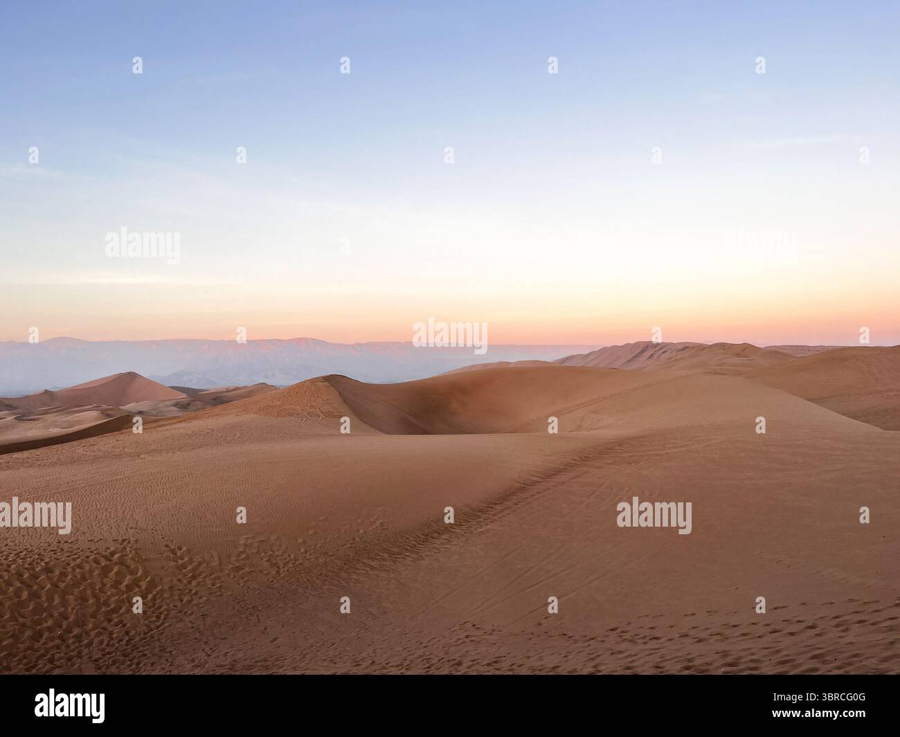 Belles dunes de sable lisses dans le paysage désertique à l'heure du coucher du soleil au lever du soleil. Paysage aride Huacachina, ICA, Pérou. Destination touristique Banque D'Images