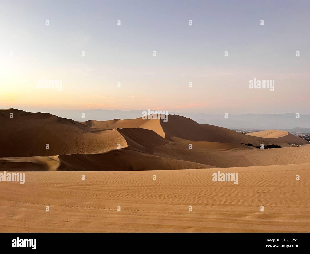 Belles dunes de sable avec ses sommets dans le désert à l'heure du lever du soleil et du coucher du soleil doré. Paysage aride Huacachina, ICA, Pérou. Destination touristique Banque D'Images