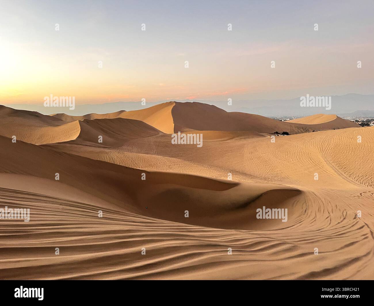 Belles dunes de sable dans le désert à l'heure du lever du soleil et du coucher du soleil doré. Paysage aride Huacachina, ICA, Pérou. Destination touristique pour les sports extrêmes Banque D'Images