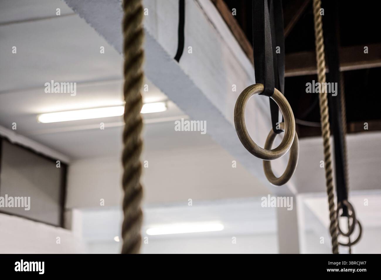 Vue en angle bas des anneaux de gymnastique Banque D'Images