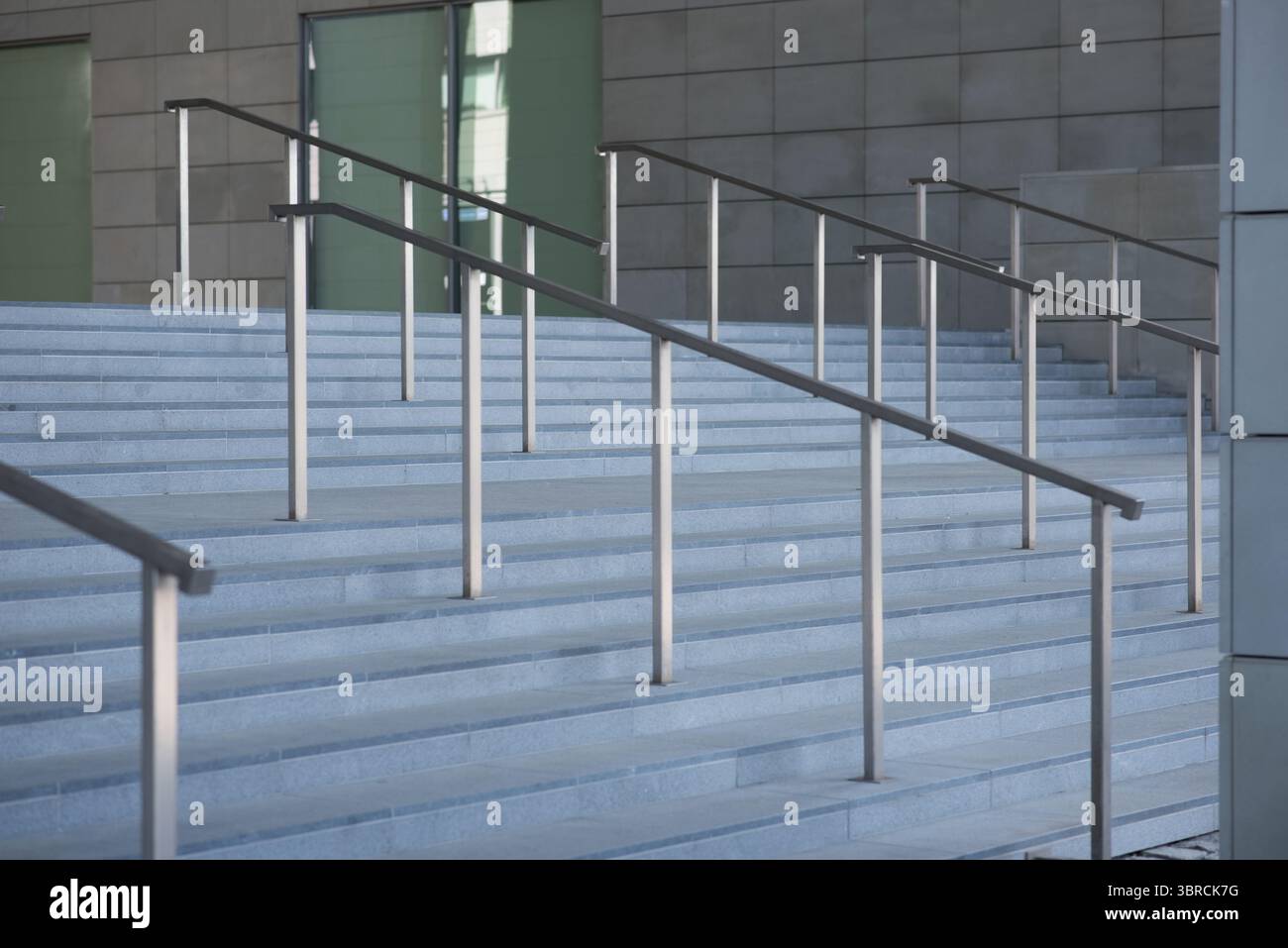 Garde-corps au milieu d'un escalier vide Banque D'Images