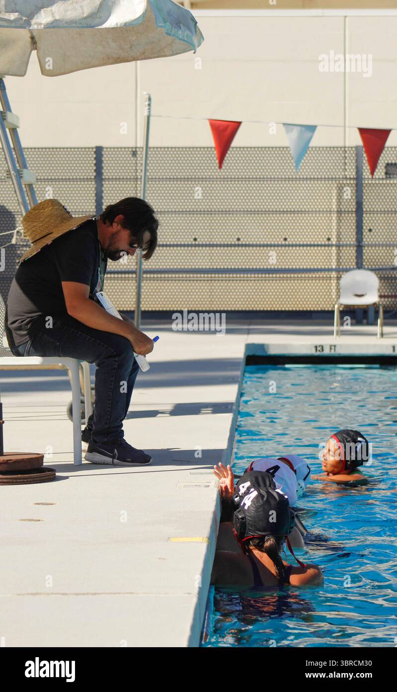 Mircea Pitariu, entraîneur adjoint du water-polo, enseigne au Steven E. Schofield Aquatic Center du Pierce College à Woodland Hills, Calif. Banque D'Images