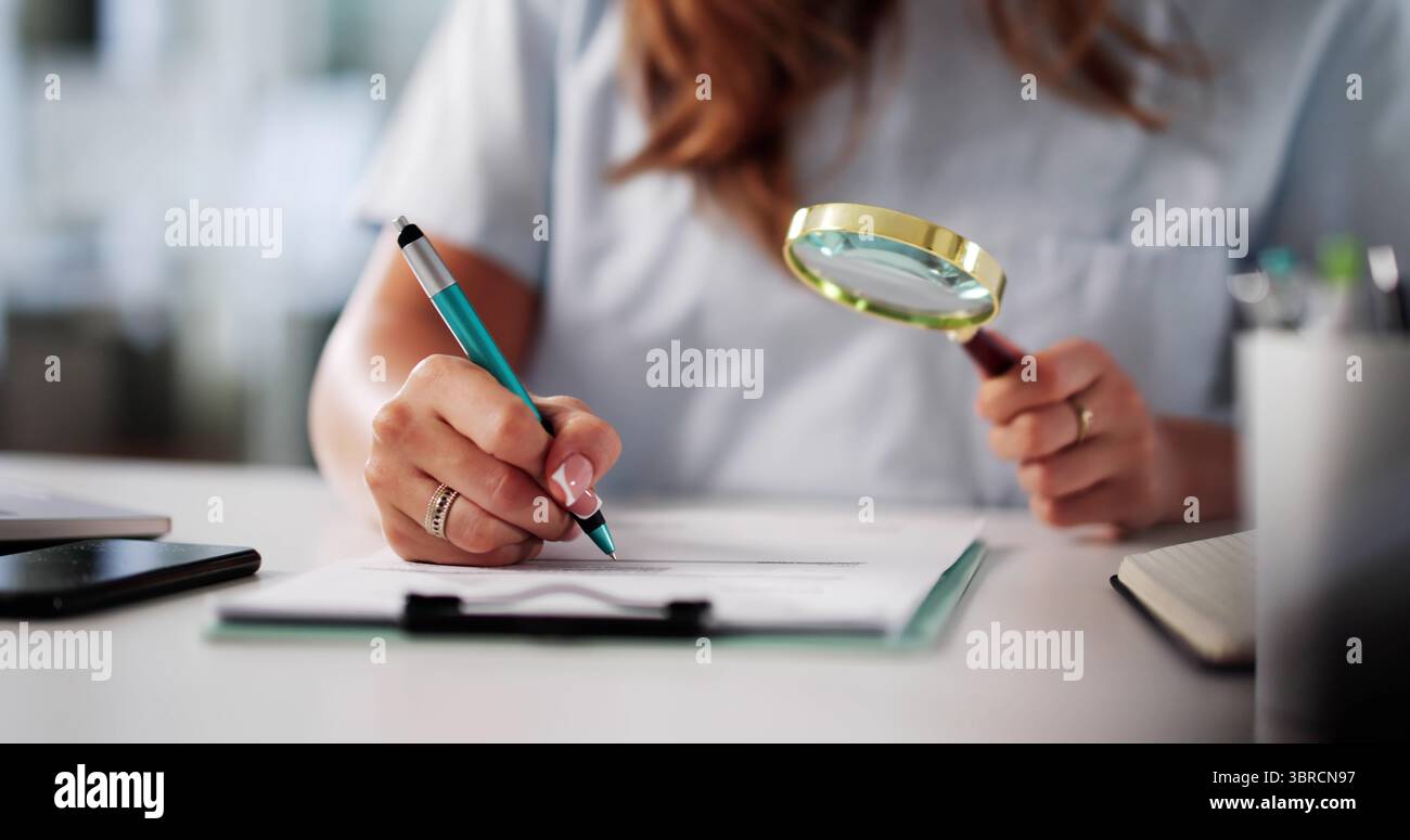 Une femme auditeur examine la facturation médicale frauduleuse avec une loupe Banque D'Images