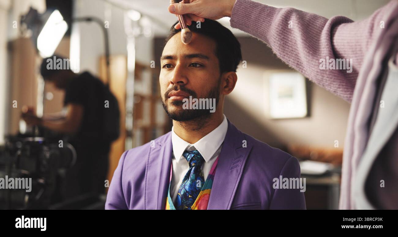 Homme, acteur et maquilleur avec pinceau en préparation studio pour la production sur le plateau. Homme personne, modèle et esthéticienne avec équipage se préparant pour Banque D'Images