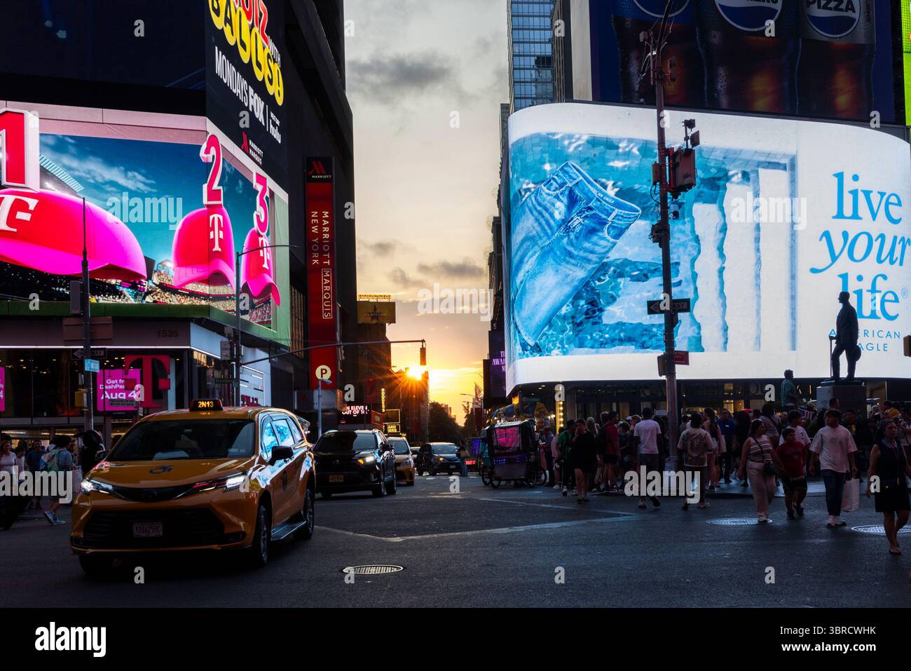 New York, États-Unis. 11 juillet 2025. Le deuxième Manhattanhenge de l'année est vu à Times Square à New York, États-Unis, le 11 juillet 2025. Cette année, Manhattanhenge est partiellement visible mais surtout couvert de nuages. Manhattanhenge, également appelé Solstice de Manhattan, est un événement au cours duquel le soleil couchant ou le soleil levant s'aligne sur les rues est-ouest de la grille principale de Manhattan. (Photo de Aashish Kiphayet/NurPhoto) crédit : NurPhoto SRL/Alamy Live News Banque D'Images