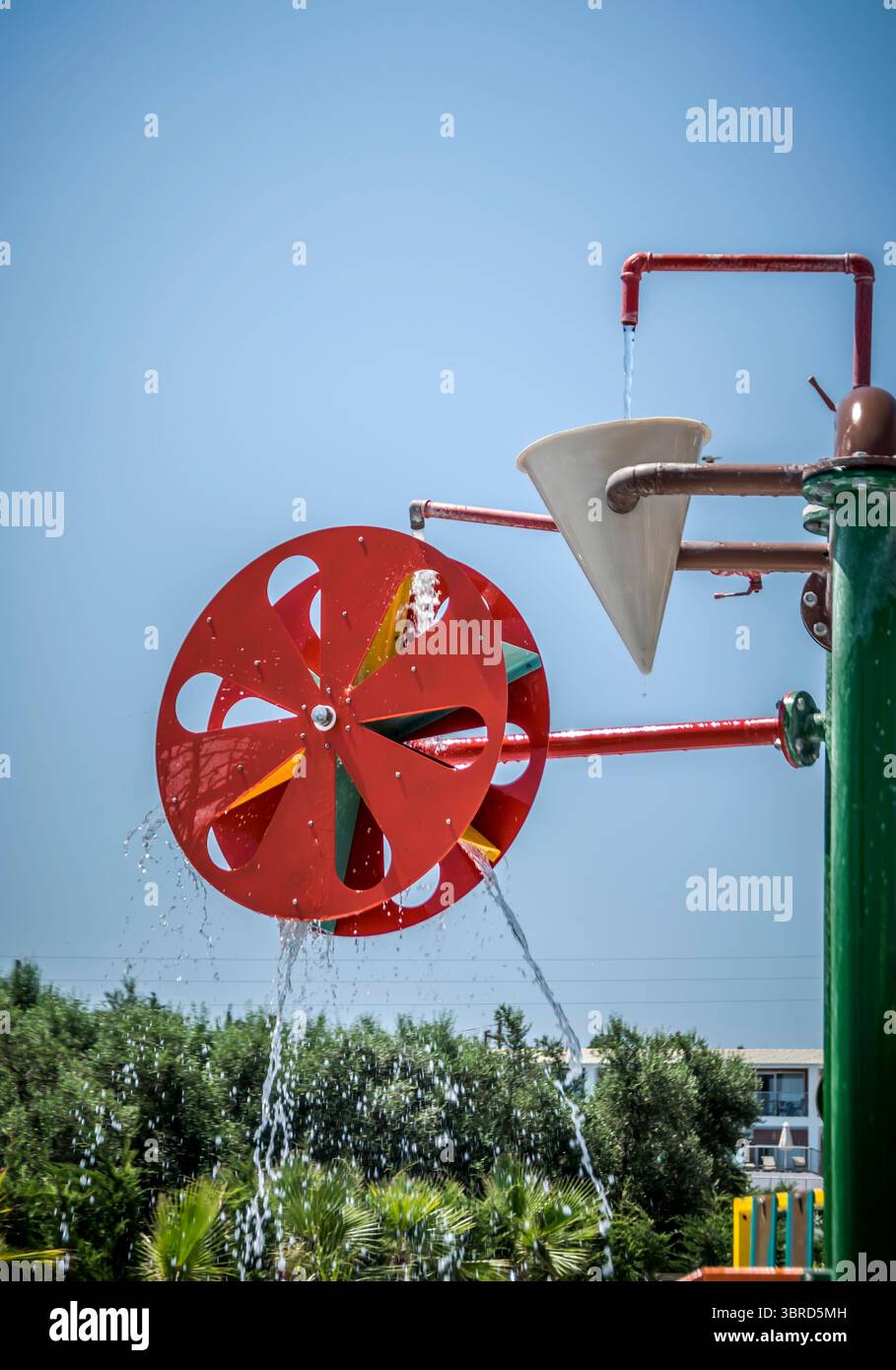 Une drôle de roue rouge dans un parc aquatique Banque D'Images