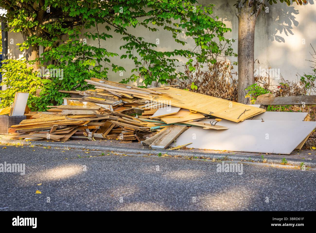 Concept de journée des ordures en vrac, déchets divers mis dans une rue pour la collecte des déchets en vrac du conseil, déchets encombrants et gestionnaires des déchets Banque D'Images