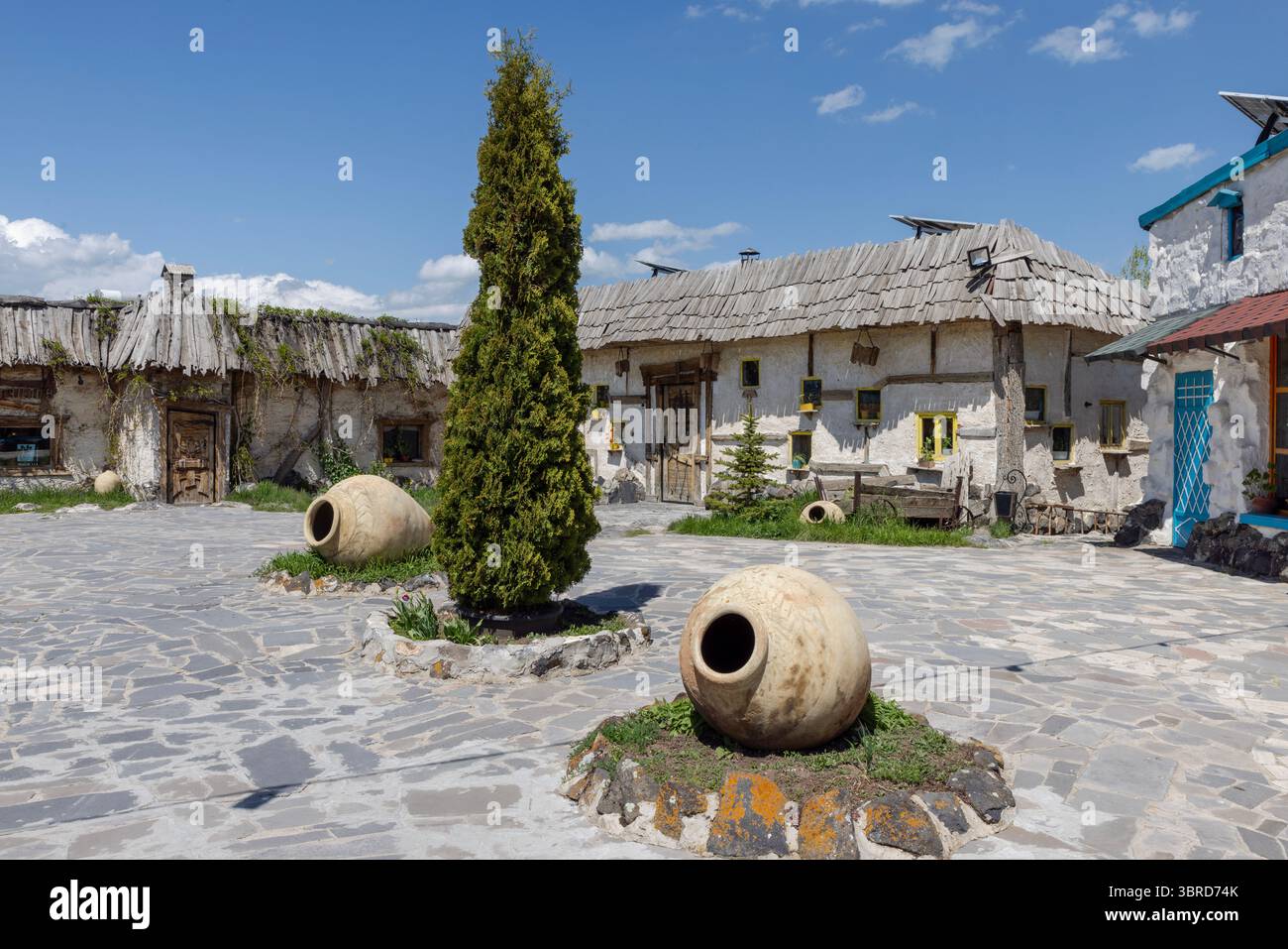 Une vue sur la vaste étendue de haute altitude du lac Sevan dans la province de Gegharkunik, un point de repère d'une grande importance naturelle et historique en Arménie. Banque D'Images Une vue sur la vaste étendue de haute altitude du lac Sevan dans la province de Gegharkunik, un point de repère d'une grande importance naturelle et historique en Arménie. Banque D'Images