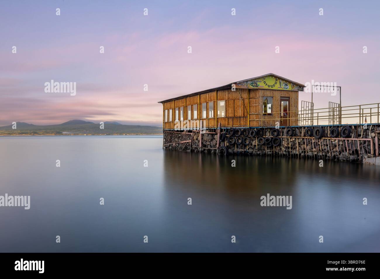 Une vue sur la vaste étendue de haute altitude du lac Sevan dans la province de Gegharkunik, un point de repère d'une grande importance naturelle et historique en Arménie. Banque D'Images Une vue sur la vaste étendue de haute altitude du lac Sevan dans la province de Gegharkunik, un point de repère d'une grande importance naturelle et historique en Arménie. Banque D'Images