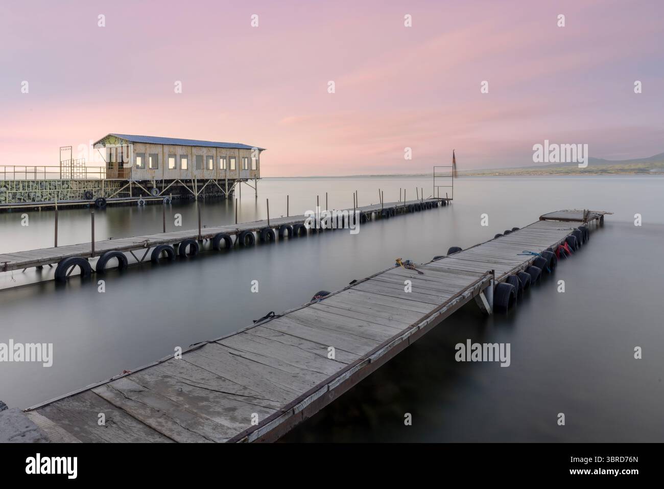 Une vue sur la vaste étendue de haute altitude du lac Sevan dans la province de Gegharkunik, un point de repère d'une grande importance naturelle et historique en Arménie. Banque D'Images Une vue sur la vaste étendue de haute altitude du lac Sevan dans la province de Gegharkunik, un point de repère d'une grande importance naturelle et historique en Arménie. Banque D'Images