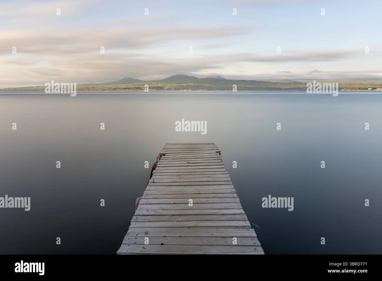 Une vue sur la vaste étendue de haute altitude du lac Sevan dans la province de Gegharkunik, un point de repère d'une grande importance naturelle et historique en Arménie. Banque D'Images Une vue sur la vaste étendue de haute altitude du lac Sevan dans la province de Gegharkunik, un point de repère d'une grande importance naturelle et historique en Arménie. Banque D'Images