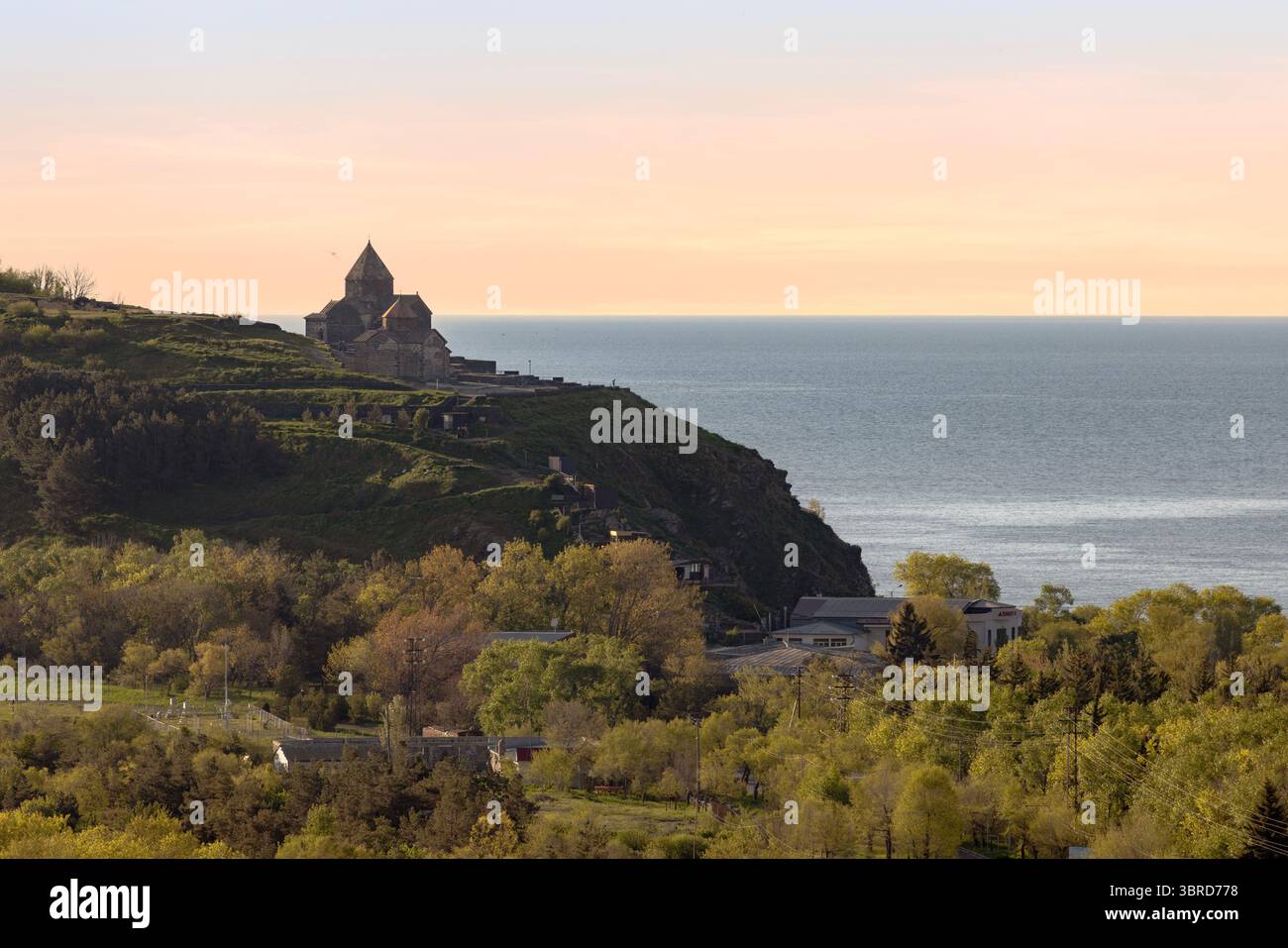 Une vue sur la vaste étendue de haute altitude du lac Sevan dans la province de Gegharkunik, un point de repère d'une grande importance naturelle et historique en Arménie. Banque D'Images Une vue sur la vaste étendue de haute altitude du lac Sevan dans la province de Gegharkunik, un point de repère d'une grande importance naturelle et historique en Arménie. Banque D'Images