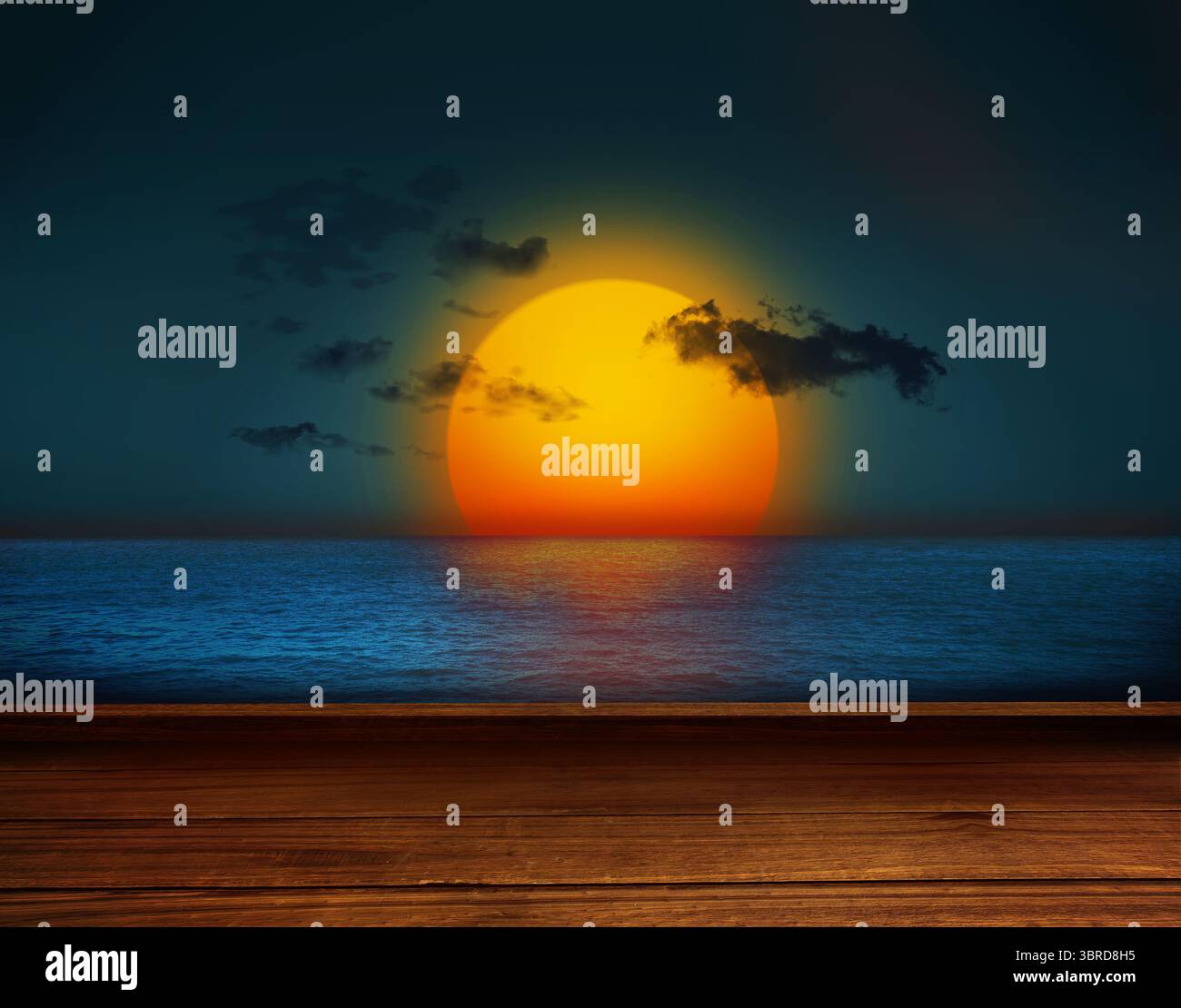 Planches en bois contre le coucher du soleil Banque D'Images