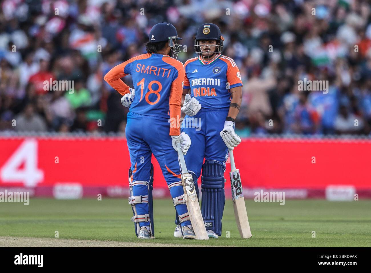 Shafali Verma de l'Inde célèbre un quatre lors de la 4ème Vitality IT20 England Women vs India Women à Old Trafford, Manchester, Royaume-Uni, le 9 juillet 2025 (photo par Alfie Cosgrove/News images) Banque D'Images