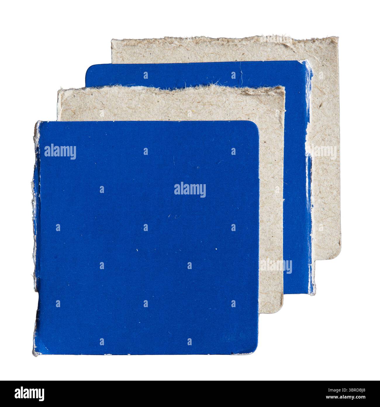 Plusieurs couches de papier carré bleu et gris sur fond blanc avec chemin de détourage. Les papiers sont arrachés de l'emballage de la boîte. Banque D'Images