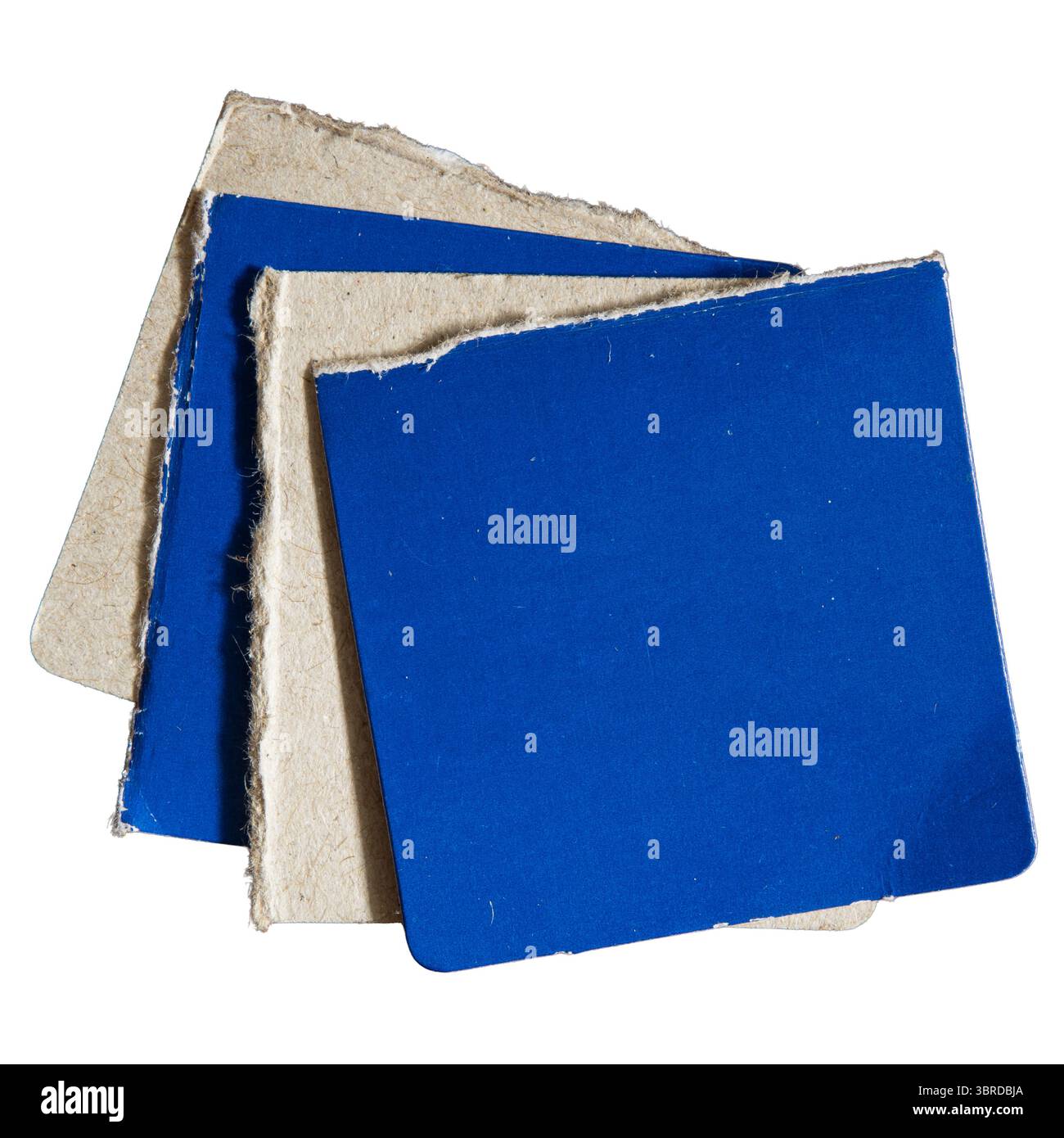 Plusieurs couches de papier carré bleu et gris sur fond blanc avec chemin de détourage. Les papiers sont arrachés de l'emballage de la boîte. Banque D'Images