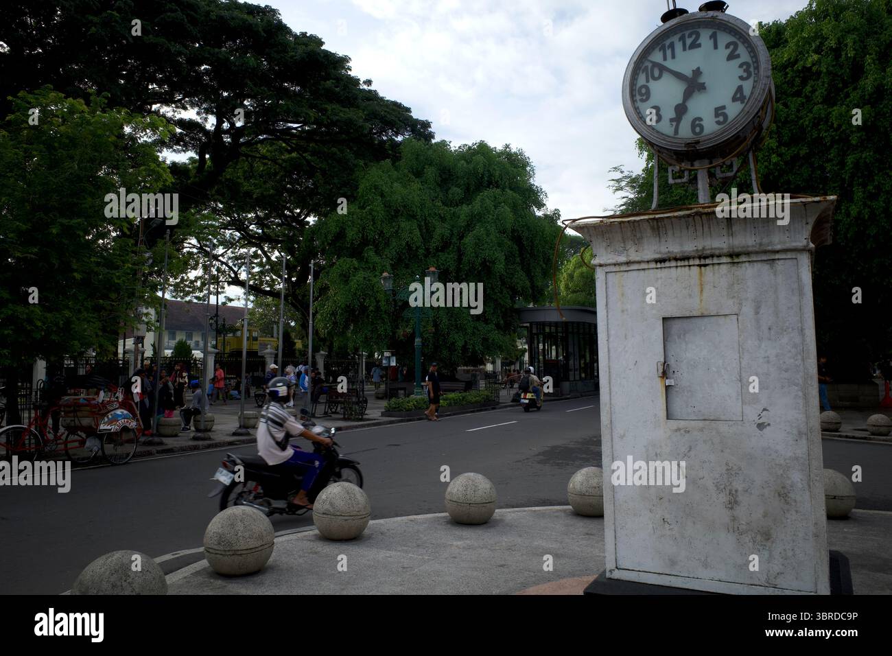 Yogyakarta, Indonésie - 26 décembre 2024 : horloge de la ville de Yogyakarta ou Ngejaman, bâtiment emblématique de Yogyakarta, rue Malioboro. Tourisme patrimonial o Banque D'Images