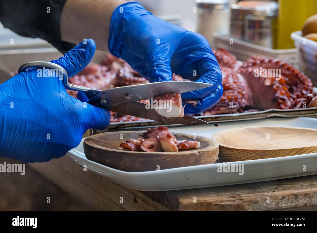Chef préparant une pieuvre traditionnelle de style galicien en Galice, Espagne Banque D'Images
