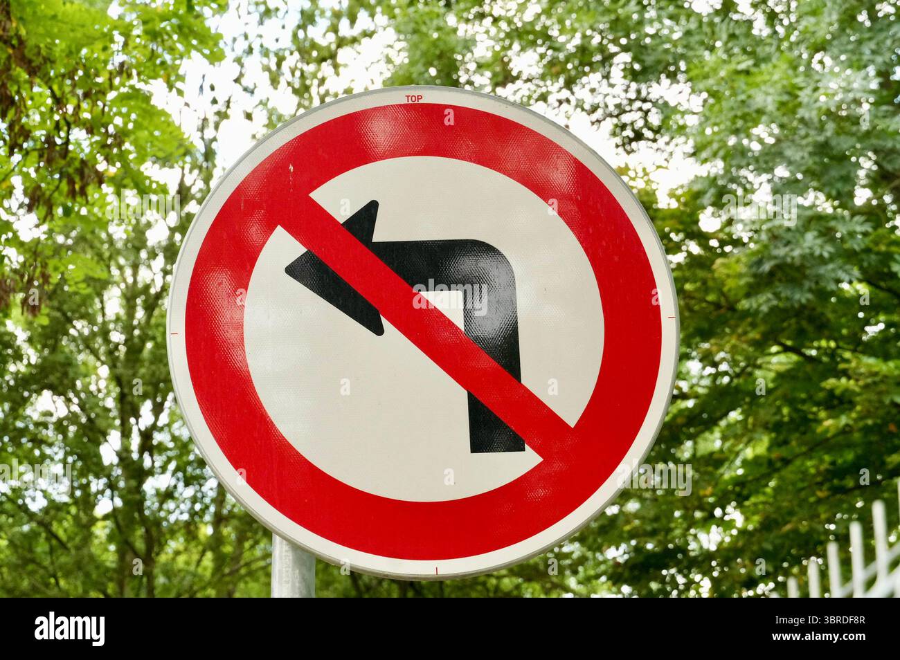 Panneau routier pour les restrictions de poids. Panneau rouge Banque D'Images