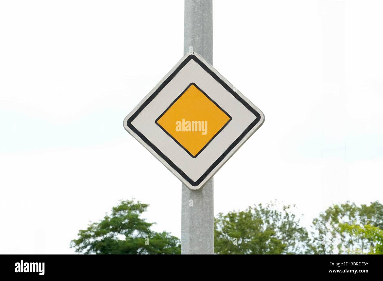 Panneau routier pour les restrictions de poids. Panneau rouge Banque D'Images