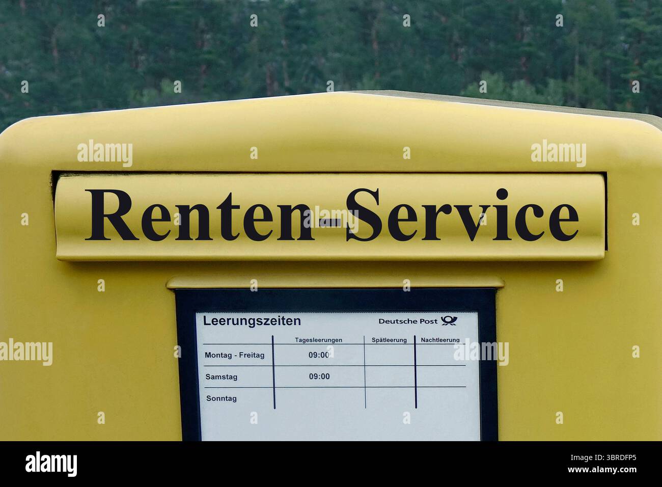 Postkasten mit Schriftzug Rentenservice Fotomontage : Postkasten mit Schriftzug Rentenservice, 12.07.2025, Auf einem Postkasten befindet sich der Schriftzug Rentenservice. *** Boîte postale avec lettrage Rentenservice photomontage boîte postale avec lettrage Rentenservice, 12 07 2025, sur une boîte postale est le lettrage Rentenservice Banque D'Images