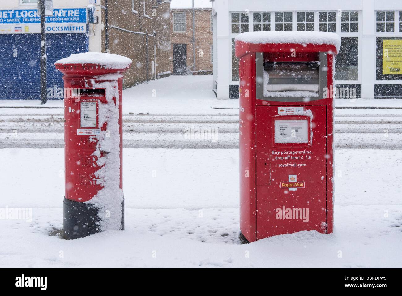 Boîtes aux lettres rouges dans Hertfordshire, Royaume-Uni Banque D'Images