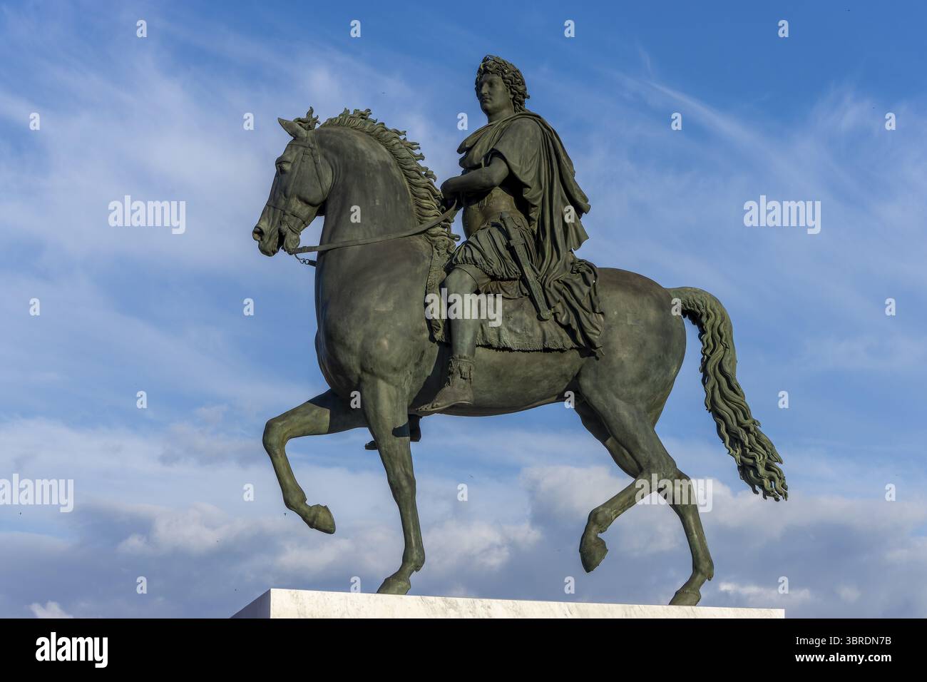 Grande statue équestre de Louis XIV sur un piédestal place Bellecour, Lyon, Auvergne-Rhône-Alpes, Métropole de Lyon, France Banque D'Images Grande statue équestre de Louis XIV sur un piédestal place Bellecour, Lyon, Auvergne-Rhône-Alpes, Métropole de Lyon, France Banque D'Images