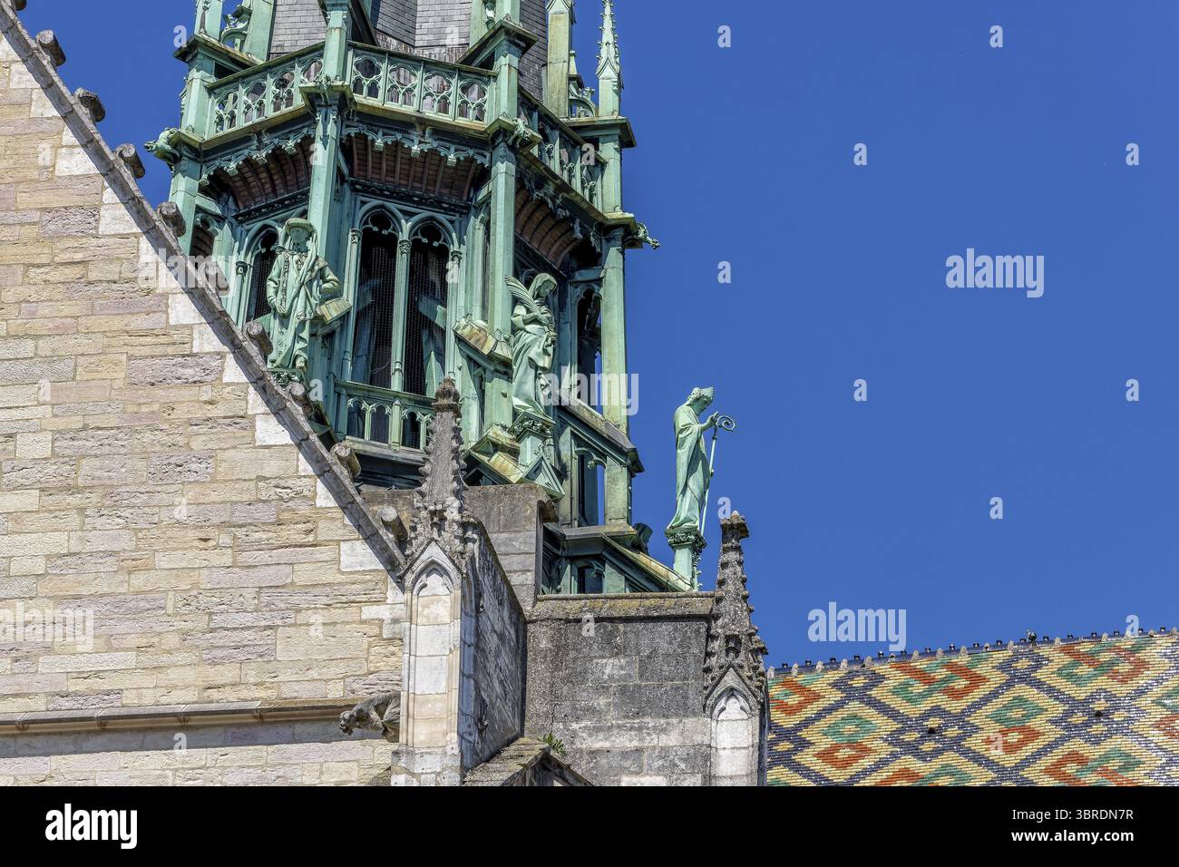 Détail de la flèche de la cathédrale historique en pierre Cathédrale de Dijon Cathédrale Saint-bénigne de Dijon, sur la place Saint bénigne dans l'ancienne remorque Banque D'Images Détail de la flèche de la cathédrale historique en pierre Cathédrale de Dijon Cathédrale Saint-bénigne de Dijon, sur la place Saint bénigne dans l'ancienne remorque Banque D'Images