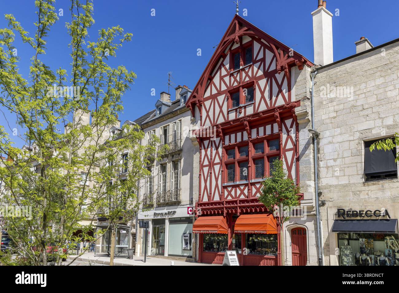 Un petit parc sur la place PL. Bossuet B avec une maison à colombages rouge dans la vieille ville, Dijon, Côte d'Or, Bourgogne, Bourgogne-Franche-Comté, France Banque D'Images Un petit parc sur la place PL. Bossuet B avec une maison à colombages rouge dans la vieille ville, Dijon, Côte d'Or, Bourgogne, Bourgogne-Franche-Comté, France Banque D'Images