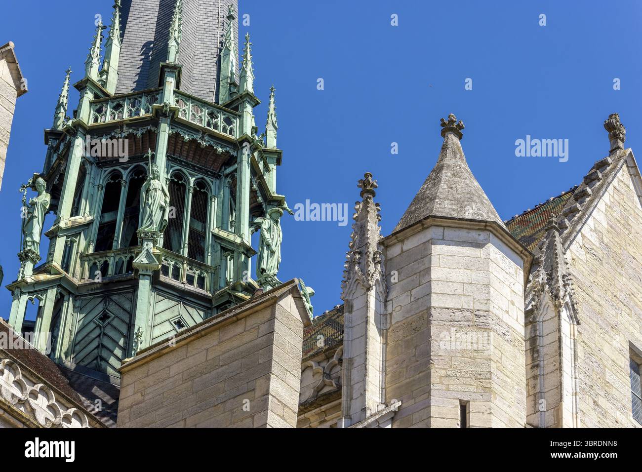 Détail de la flèche de la cathédrale historique en pierre Cathédrale de Dijon Cathédrale Saint-bénigne de Dijon, sur la place Saint bénigne dans l'ancienne remorque Banque D'Images Détail de la flèche de la cathédrale historique en pierre Cathédrale de Dijon Cathédrale Saint-bénigne de Dijon, sur la place Saint bénigne dans l'ancienne remorque Banque D'Images