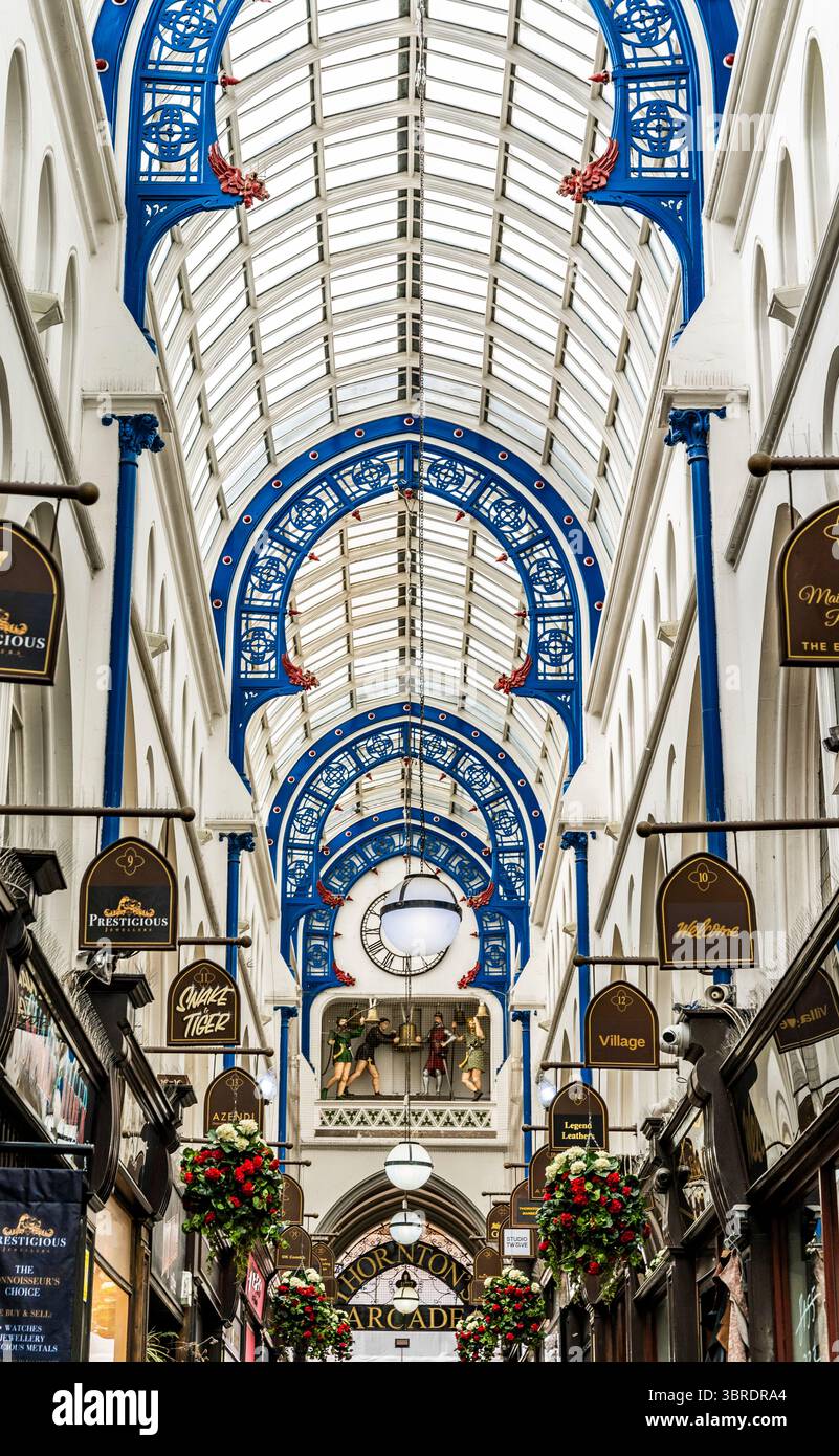Vue de Thornton's Arcade, une galerie marchande victorienne ouverte en 1878, avec verrière, arches et horloge avec des personnages d'Ivanhoe, à Leeds, au Royaume-Uni Banque D'Images