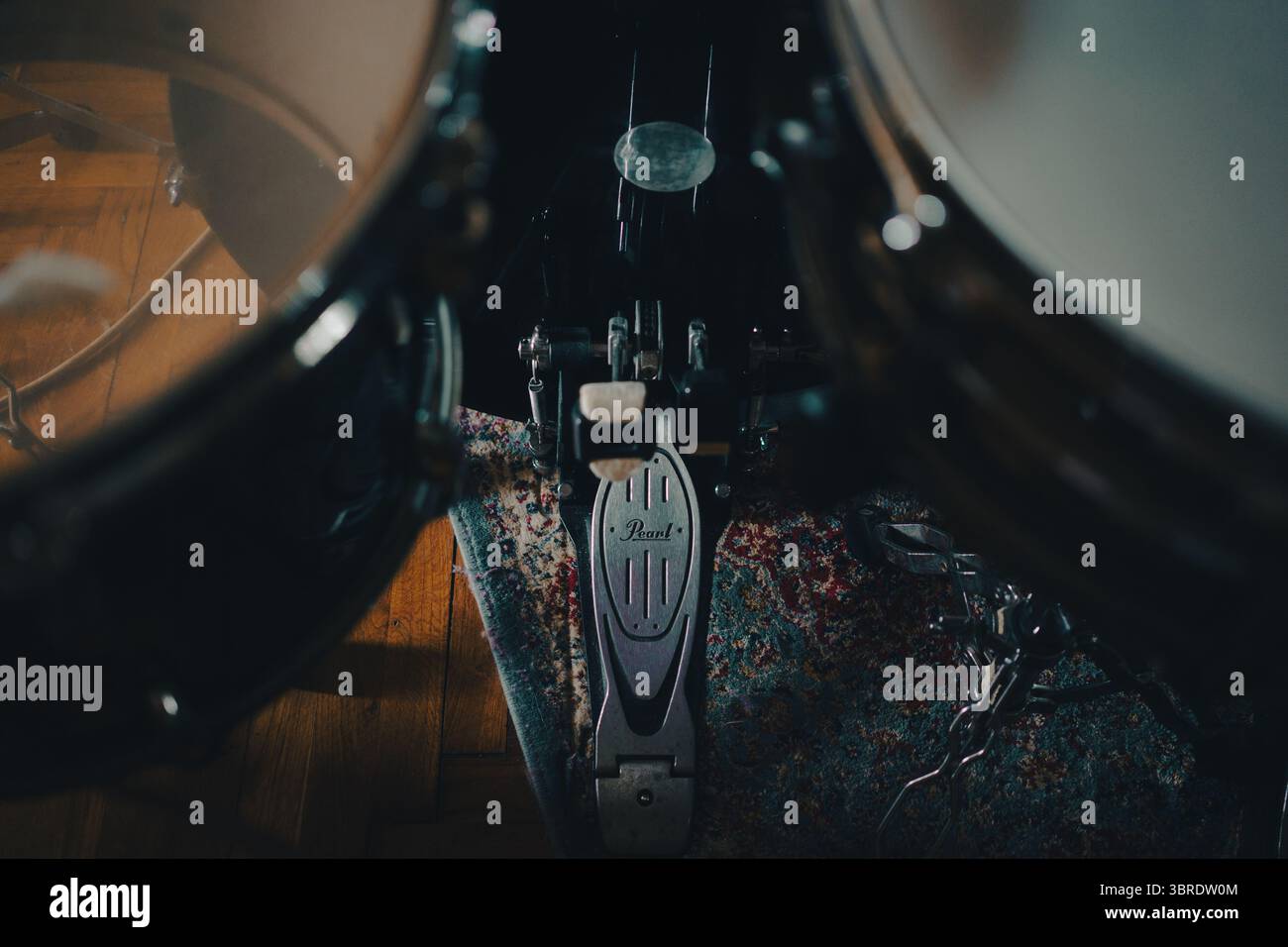 Cacak, Serbie - 10 juillet 2025 : pédale de grosse caisse Pearl en mise au point, batterie installée dans la salle. Banque D'Images