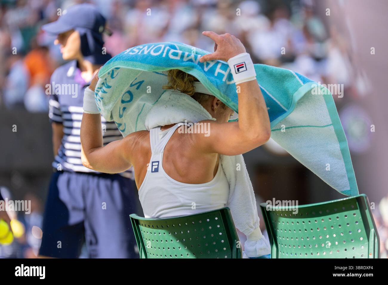 Londres, Royaume-Uni. 08 juillet 2025. LONDRES, ANGLETERRE - 8 JUILLET : Laura Siegemund, d'Allemagne, reste cool pendant Wimbledon 2025 au All England Lawn Tennis & Croquet Club le 8 juillet 2025 à Londres, Angleterre. (Photo de Marleen Fouchier/Orange Pictures) crédit : Orange pics BV/Alamy Live News Banque D'Images