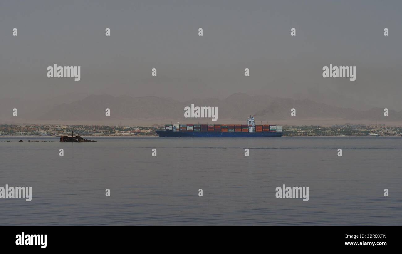 Un navire porte-conteneurs navigue vers le sud sur la mer Rouge à travers le golfe de Suez. Banque D'Images