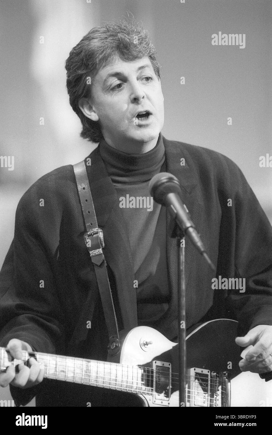 Paul McCartney Musiker 12/87 RU Paul McCartney während eines Auftritts BEI Wetten, dass.. ZDF AM 20. Dezember 1987 aus Ludwigshafen TV Fernsehen Fernsehsendung Show Fernsehshow Großbritannien britisch britischer England englischer englisch Mann Musik Sänger Komponist Popmusik Beatles Produzent Musikproduzent auteur-compositeur Gitarrist british english musicien chanteur Hoch halb stehend Singend Gitarre SW *** Paul McCartney musicien 12 87 RU Paul McCartney lors d'une performance sur Wetten, dass 1987 TV show 20 décembre 20.d.d.F. Banque D'Images