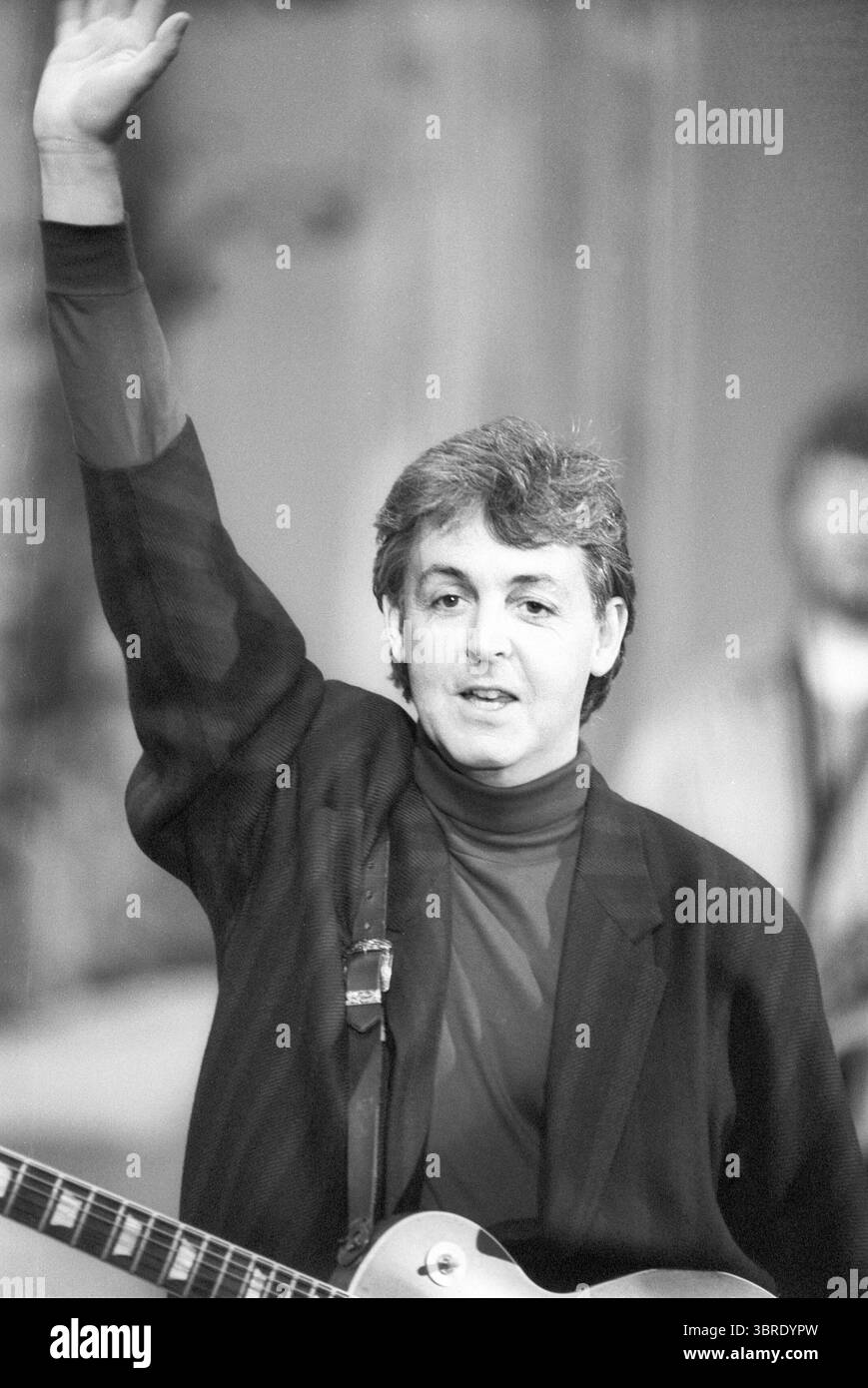 Paul McCartney Musiker 12/87 RU Paul McCartney während eines Auftritts BEI Wetten, dass.. ZDF AM 20. Dezember 1987 aus Ludwigshafen TV Fernsehen Fernsehsendung Show Fernsehshow Großbritannien britisch britischer England englischer englisch Mann Musik Sänger Komponist Popmusik Beatles Produzent Musikproduzent auteur-compositeur Auftritt live british english musicien chanteur Hoch halb stehend Gitarre winkend SW *** Paul McCartney musicien 12 87 RU Paul McCartney lors d'une performance sur Wetten, émission de télévision Bridwigt 20 décembre 1987 Banque D'Images