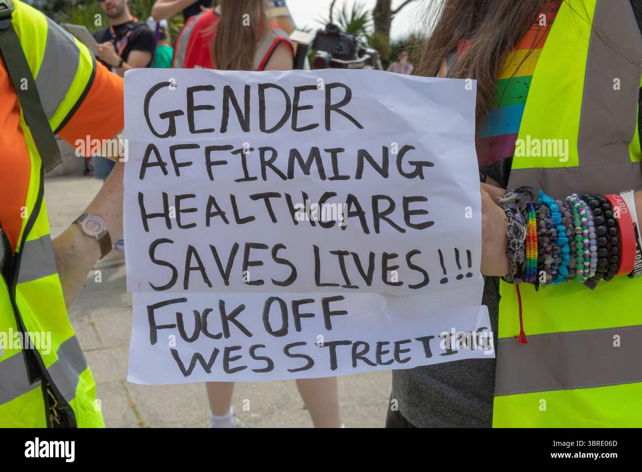 Southend on Sea, Royaume-Uni. 12 juillet 2025. Des milliers de personnes prennent part à un défilé le long de la High Street pour célébrer la fierté. Le défilé se termine au Warrier Park pour un festival de la fierté. Penelope Barritt/Alamy Live News Banque D'Images