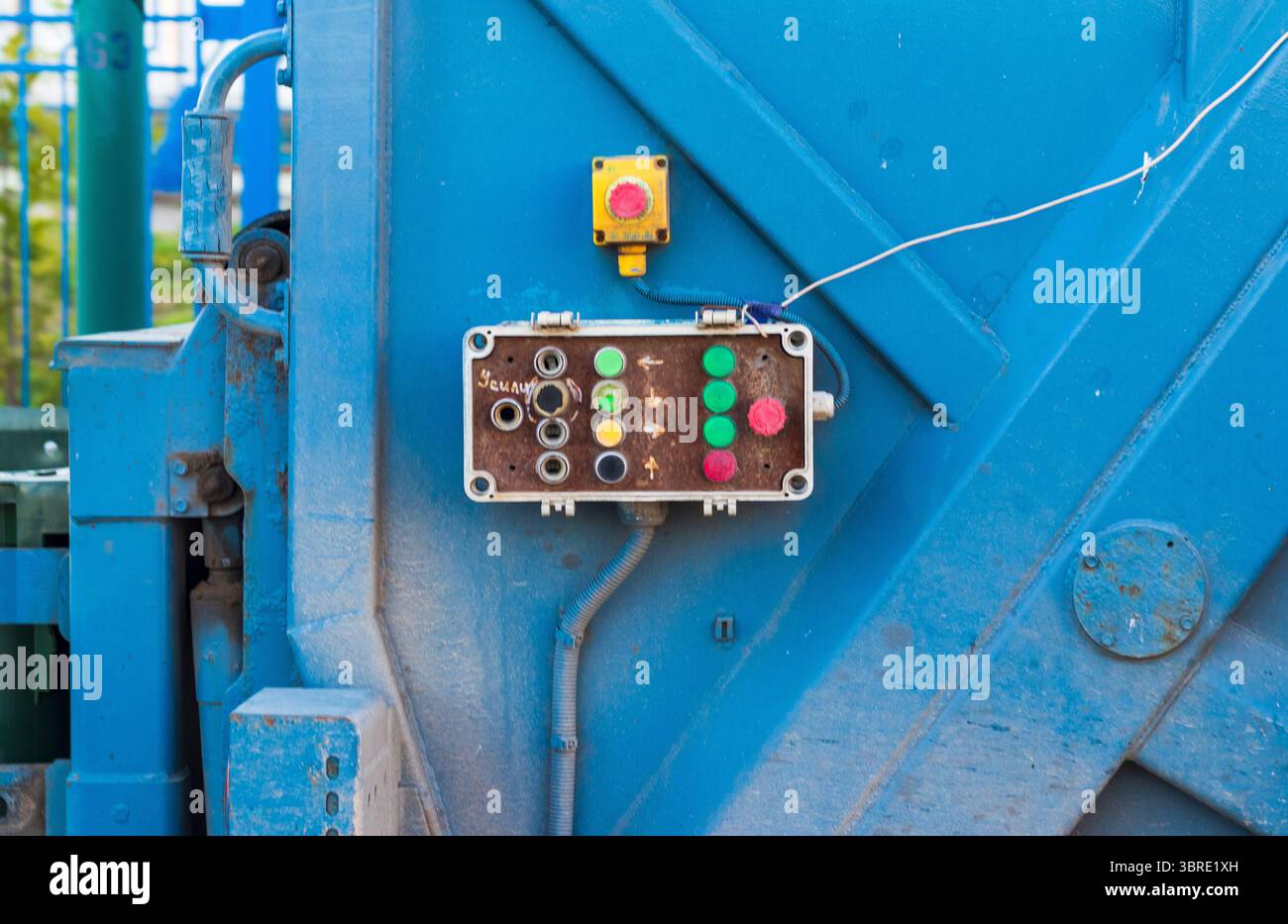Panneau de commande latéral sur le camion poubelle Banque D'Images