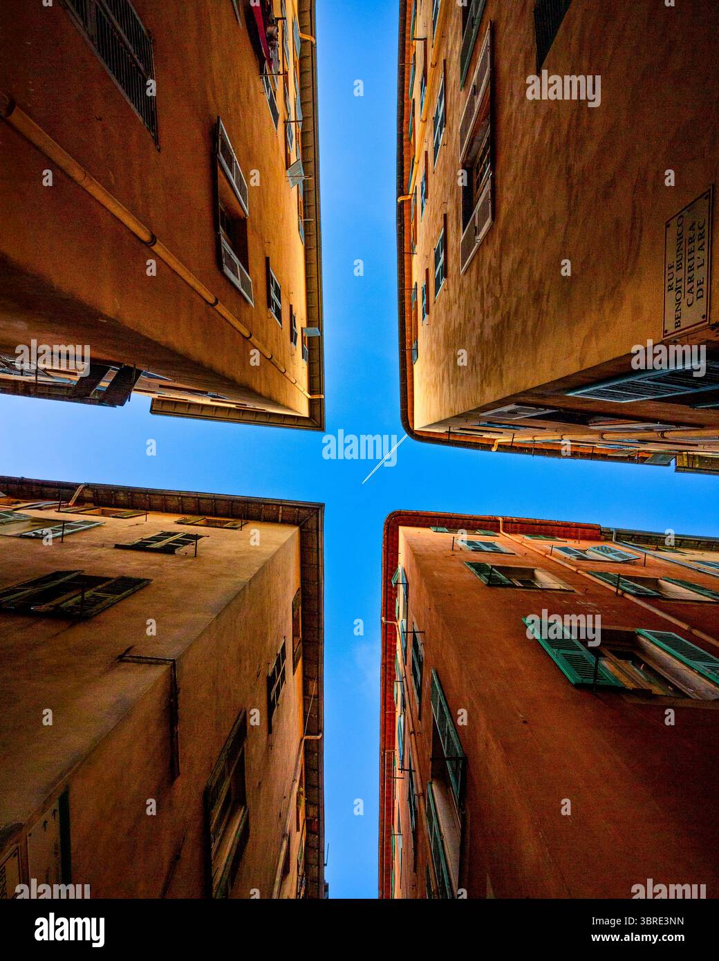 Regardant dans les rues étroites de la vieille ville de Nice, France avec un avion passant entendu Banque D'Images