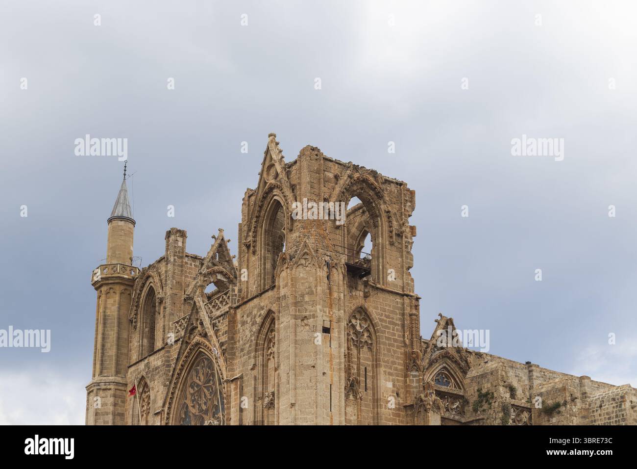 Vue de l'architecture en pierre en ruine d'un bâtiment historique en ruine contre un ciel nuageux, témoignage du passage du temps, Varosha, Famagouste, Chypre. Banque D'Images