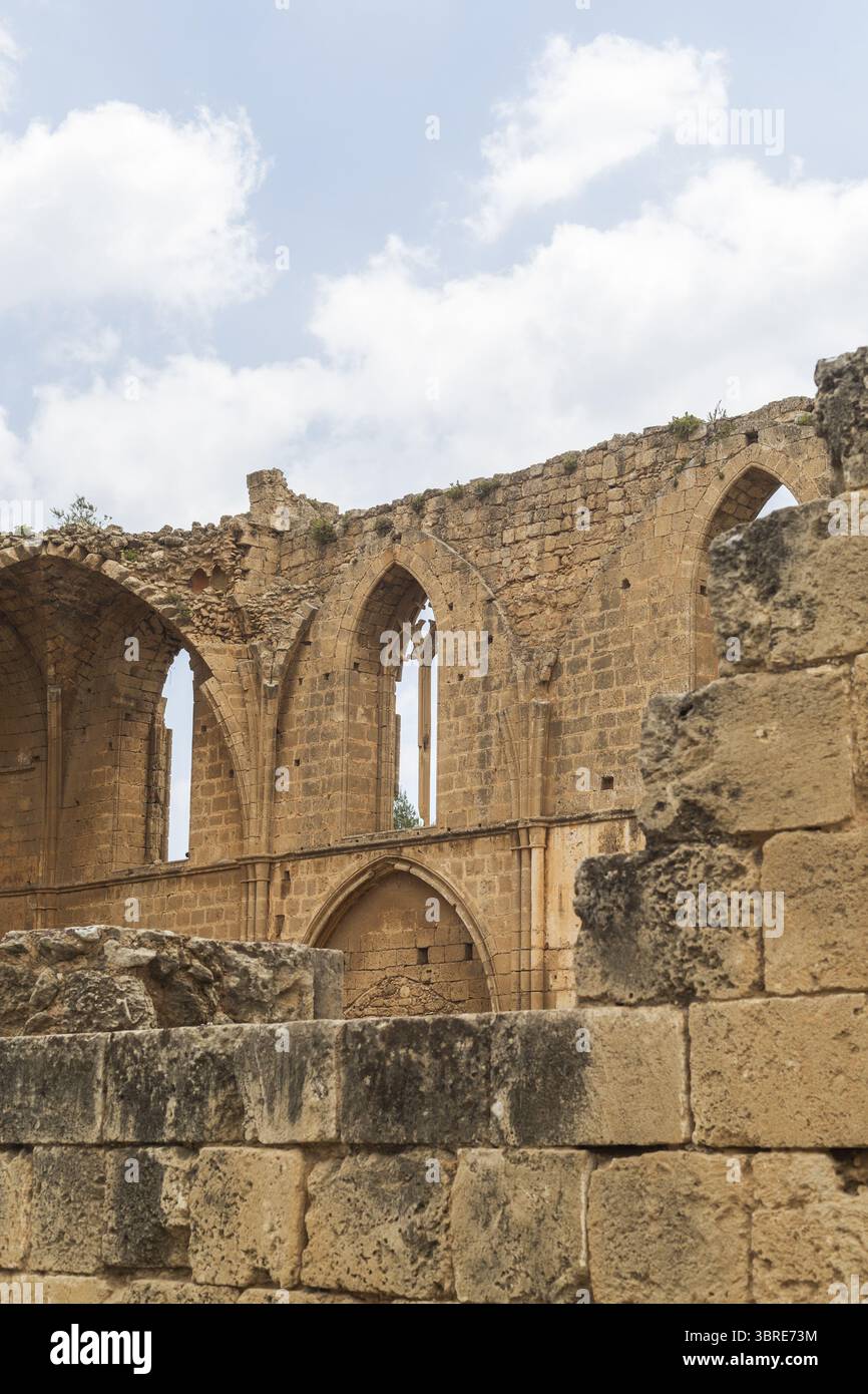 Vue sur les arches et les murs en pierre altérés, racontent des histoires d'une époque révolue, sur fond d'un ciel lumineux, Varosha, Famagouste, Chypre. Banque D'Images