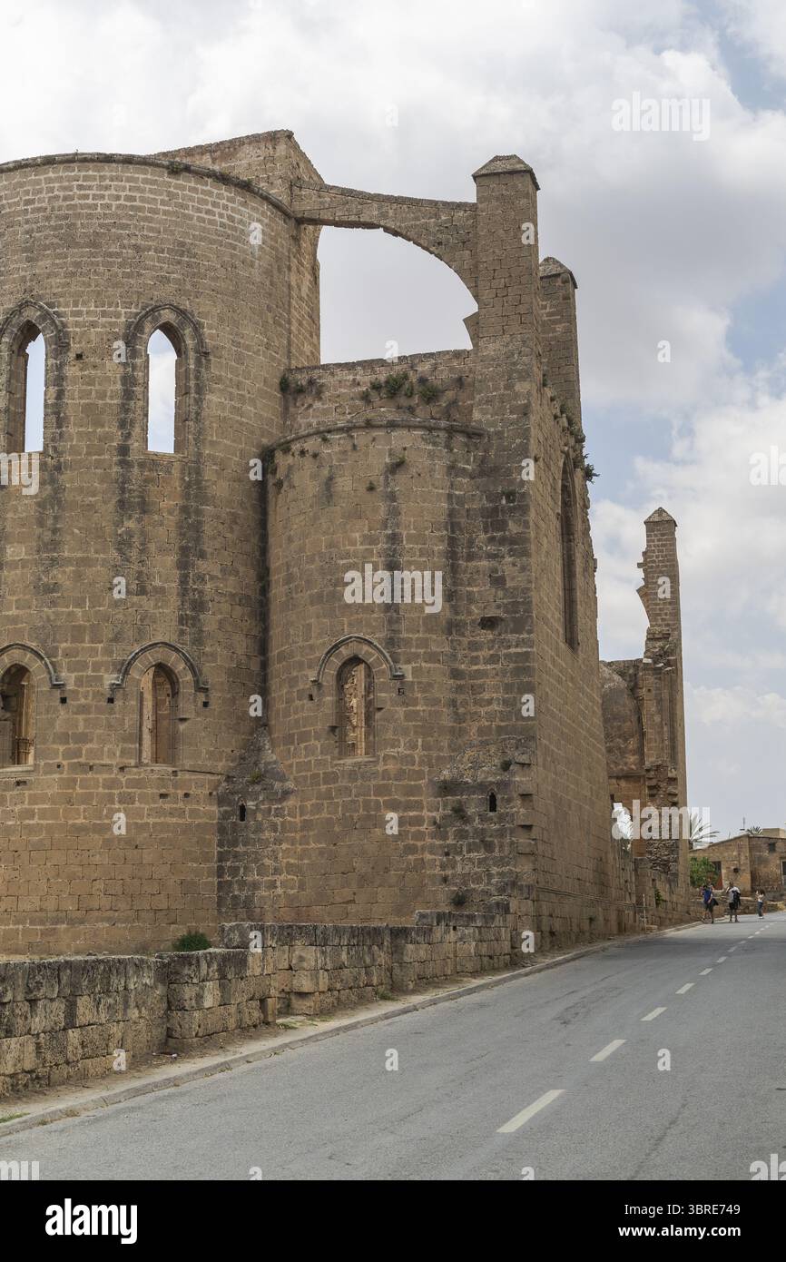 Vue d'un bâtiment en pierre vieilli et altérée se dresse majestueusement sur fond d'un ciel lumineux, mettant en valeur la décomposition architecturale, Varosha, Famagouste, Chypre. Banque D'Images