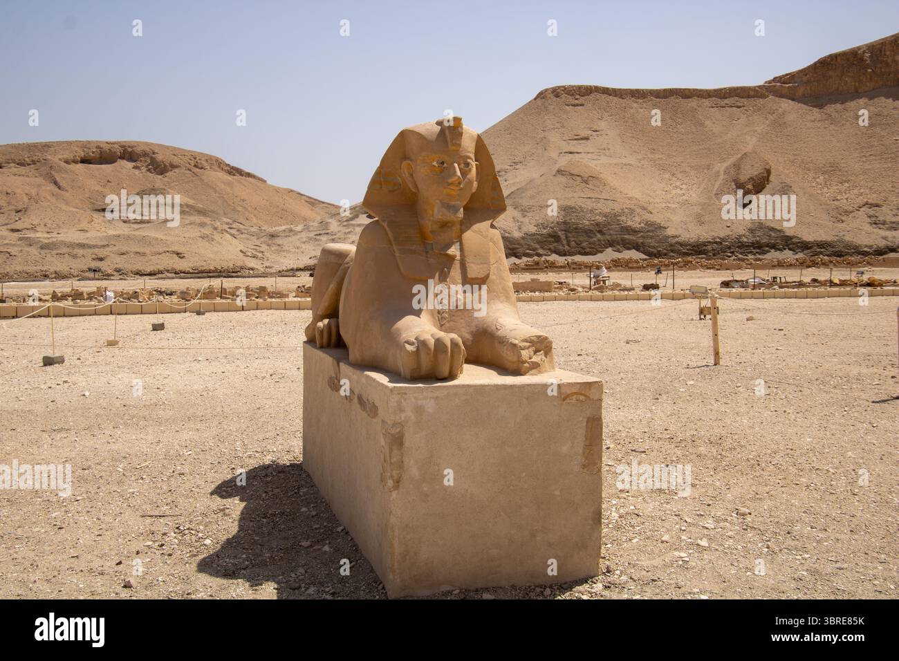 Weitblick auf den terrassierten Tempel der Hatschepsut in Deir el-Bahari BEI Luxor, eingerahmt von steilen Felswänden Banque D'Images